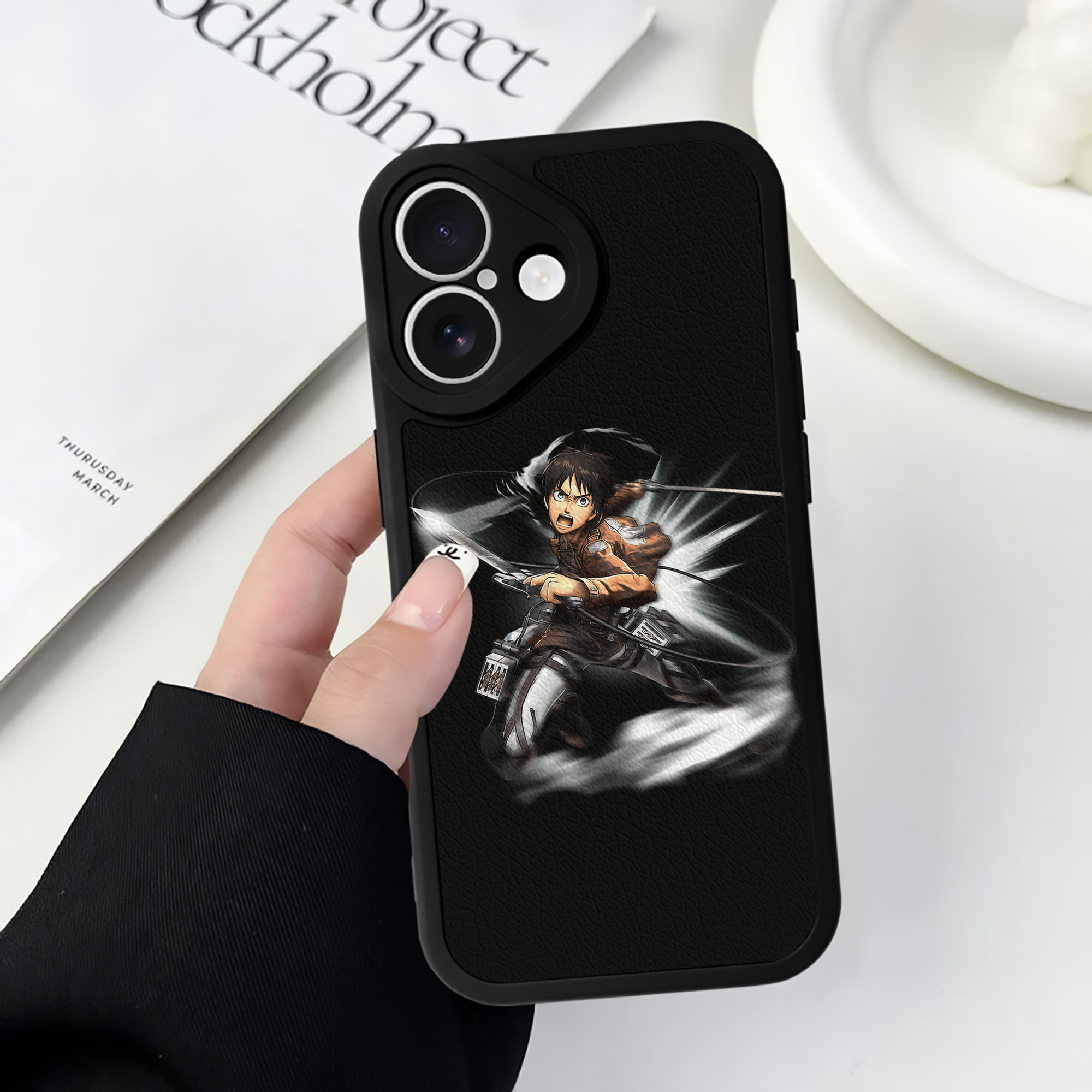 （画像用） 進撃の巨人 エレン･イェーガー Attack on Titan Eren Jäger 【iPhone 16シリーズ対応】シリコンスマホケース（レザー調） 材質：シリコン